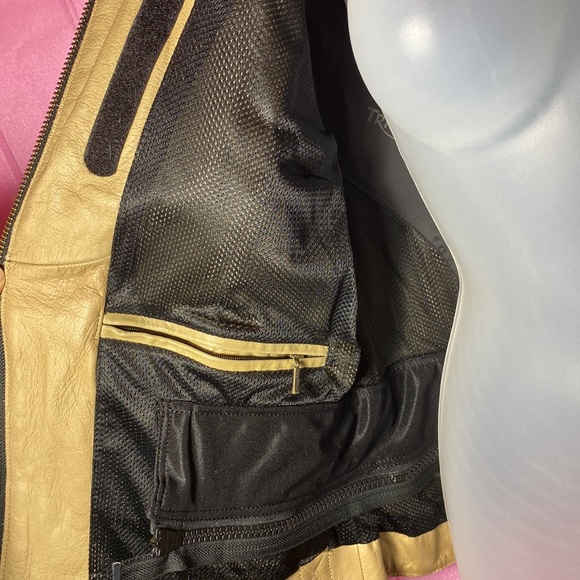 Triumph Motorcycle Jacket with all four pieces of shoulder & elbow armor. EUC - Picture 10 of 16